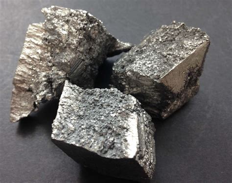  Dysprosium: Een wondermetaal voor efficiënter energieopslag en krachtiger permanente magneten?